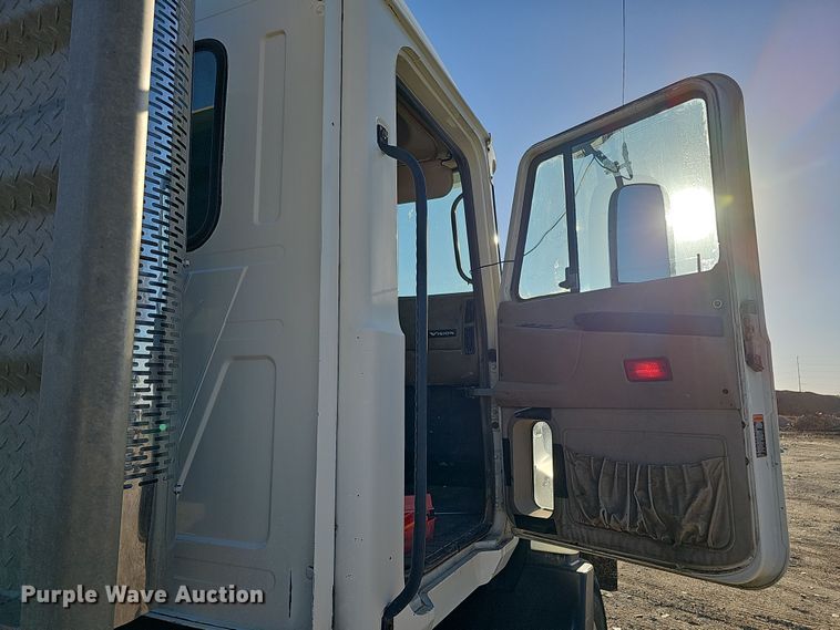 image for item IO9750 2001 Mack CX613 Vision  semi truck