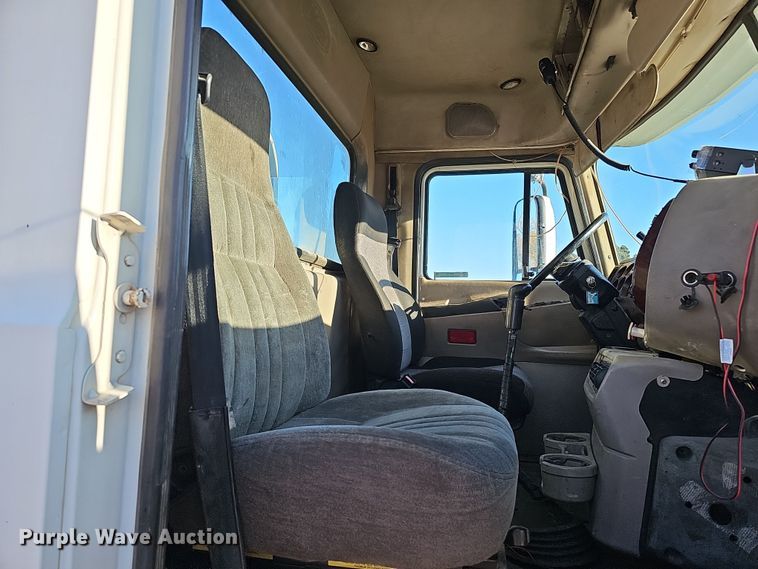 image for item IO9750 2001 Mack CX613 Vision  semi truck