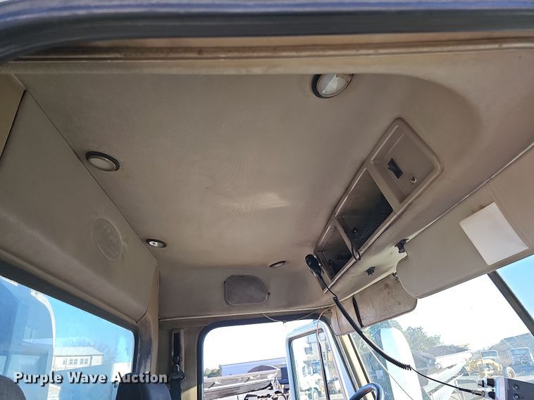 image for item IO9750 2001 Mack CX613 Vision  semi truck