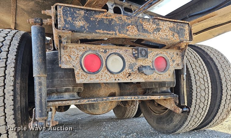 image for item IO9750 2001 Mack CX613 Vision  semi truck