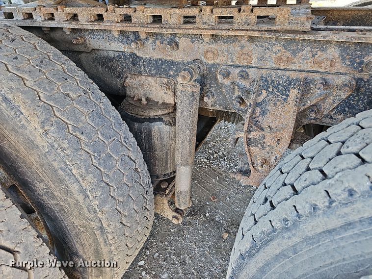 image for item IO9750 2001 Mack CX613 Vision  semi truck