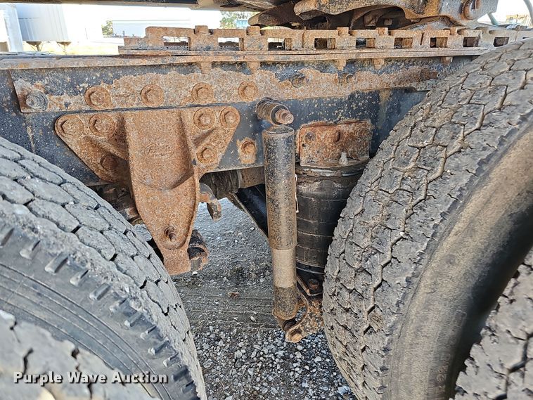 image for item IO9750 2001 Mack CX613 Vision  semi truck