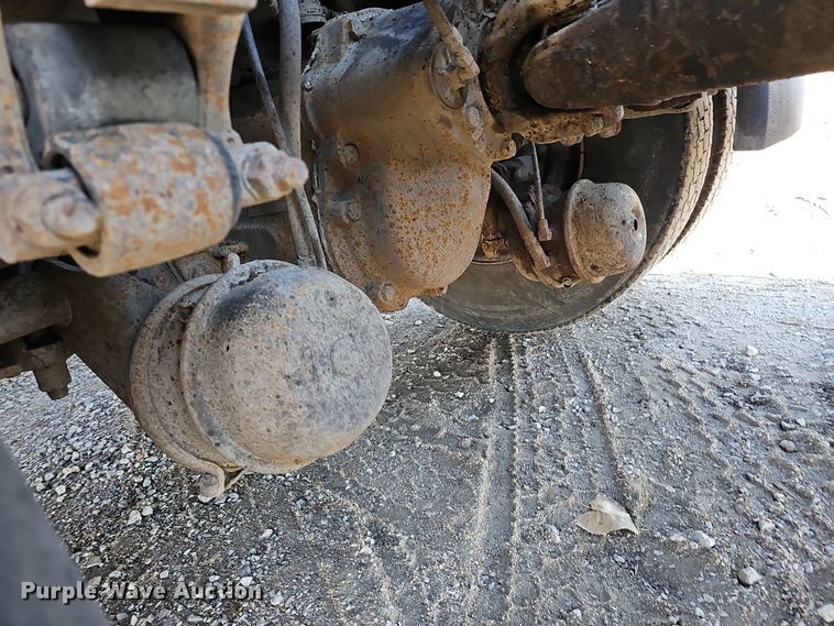 image for item IO9750 2001 Mack CX613 Vision  semi truck