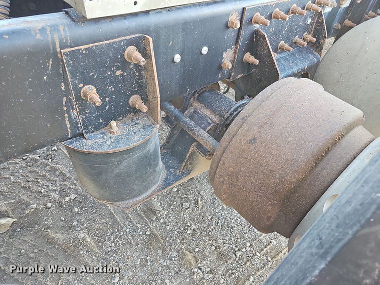 image for item IO9750 2001 Mack CX613 Vision  semi truck