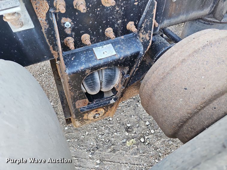 image for item IO9750 2001 Mack CX613 Vision  semi truck