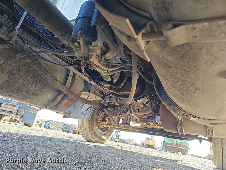 image for item IO9750 2001 Mack CX613 Vision  semi truck