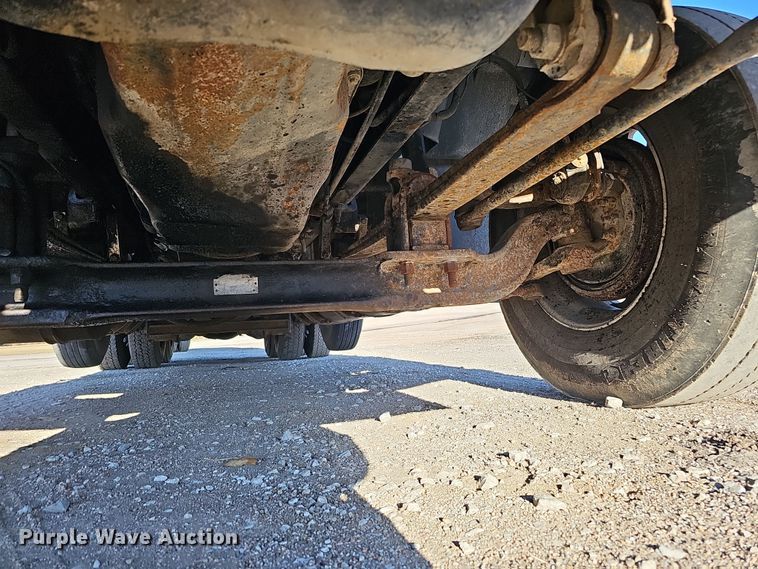 image for item IO9750 2001 Mack CX613 Vision  semi truck