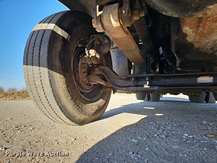 image for item IO9750 2001 Mack CX613 Vision  semi truck