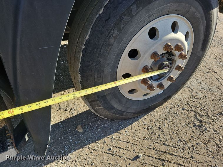 image for item IO9750 2001 Mack CX613 Vision  semi truck