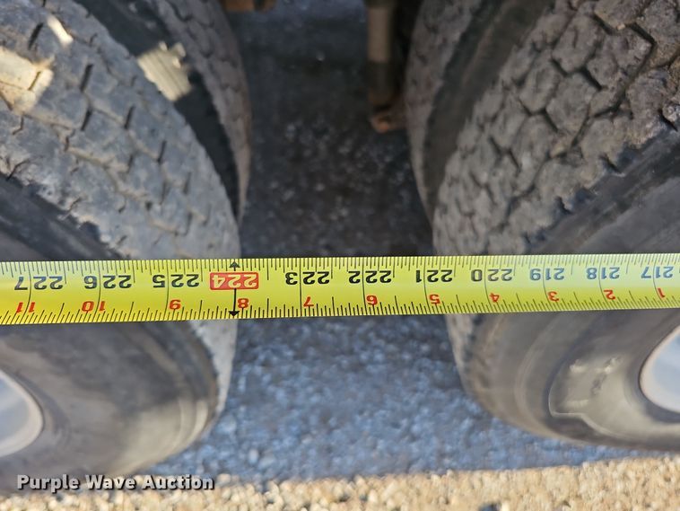 image for item IO9750 2001 Mack CX613 Vision  semi truck