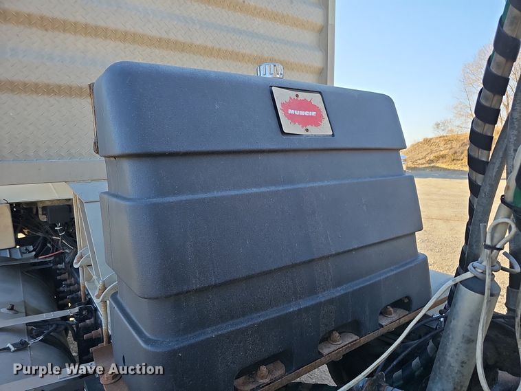 image for item IO9750 2001 Mack CX613 Vision  semi truck