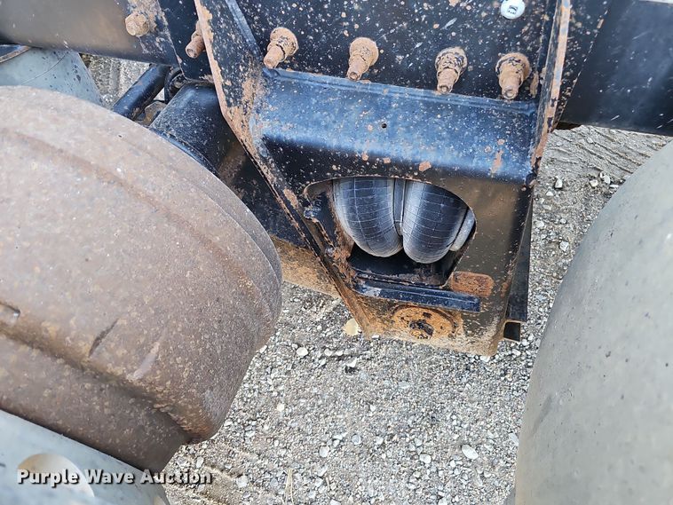 image for item IO9750 2001 Mack CX613 Vision  semi truck