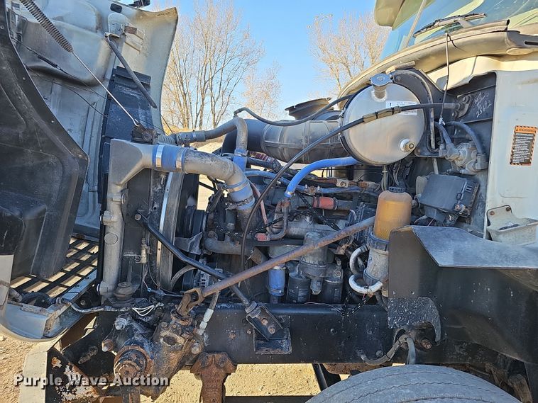 image for item IO9750 2001 Mack CX613 Vision  semi truck