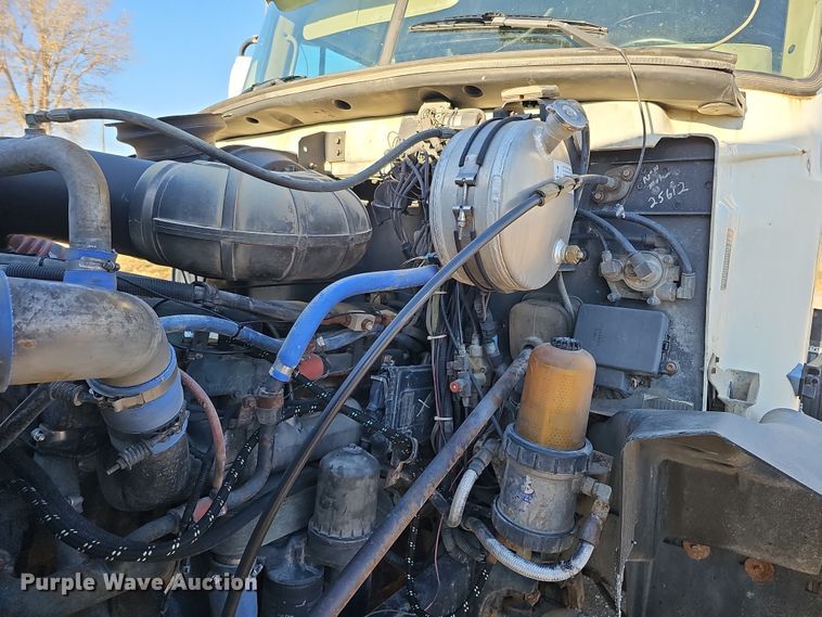 image for item IO9750 2001 Mack CX613 Vision  semi truck