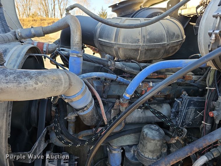 image for item IO9750 2001 Mack CX613 Vision  semi truck