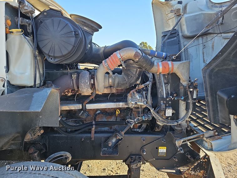 image for item IO9750 2001 Mack CX613 Vision  semi truck