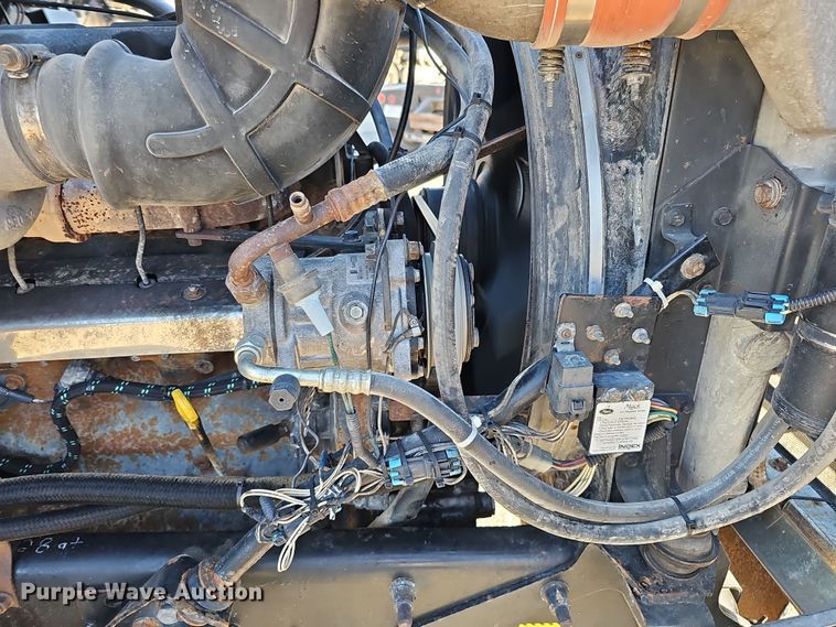 image for item IO9750 2001 Mack CX613 Vision  semi truck