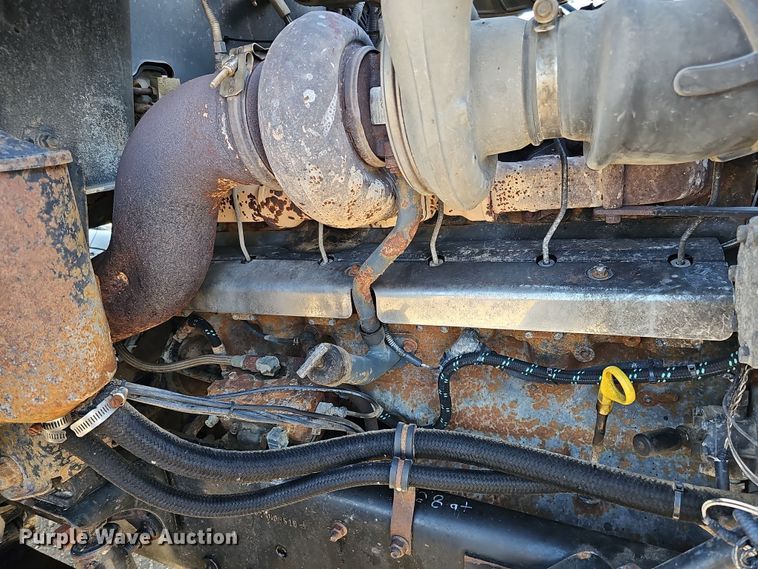 image for item IO9750 2001 Mack CX613 Vision  semi truck