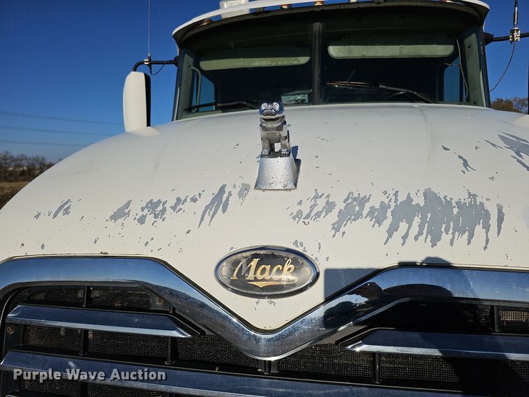 image for item IO9750 2001 Mack CX613 Vision  semi truck