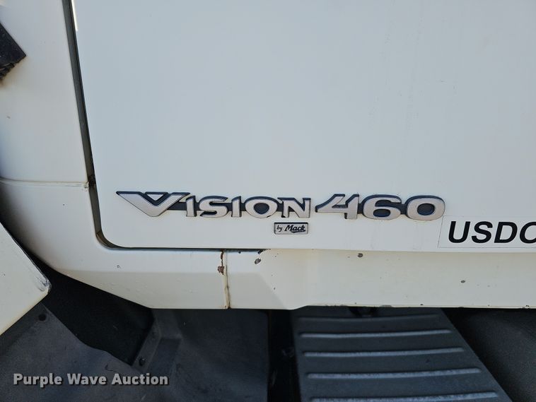 image for item IO9750 2001 Mack CX613 Vision  semi truck