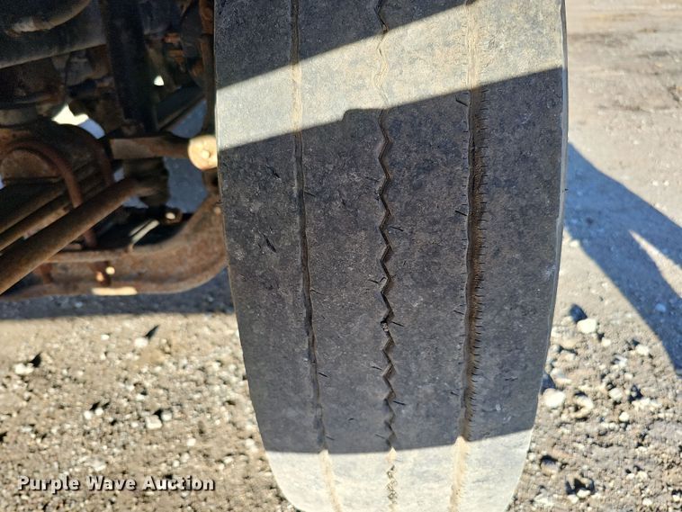 image for item IO9750 2001 Mack CX613 Vision  semi truck