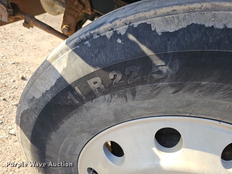 image for item IO9750 2001 Mack CX613 Vision  semi truck