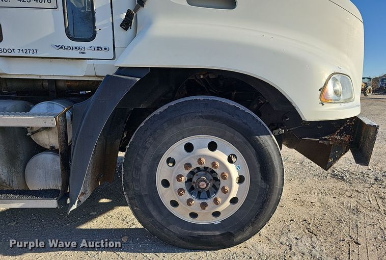 image for item IO9750 2001 Mack CX613 Vision  semi truck