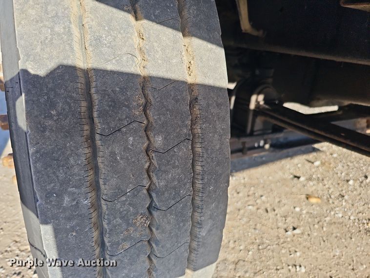 image for item IO9750 2001 Mack CX613 Vision  semi truck