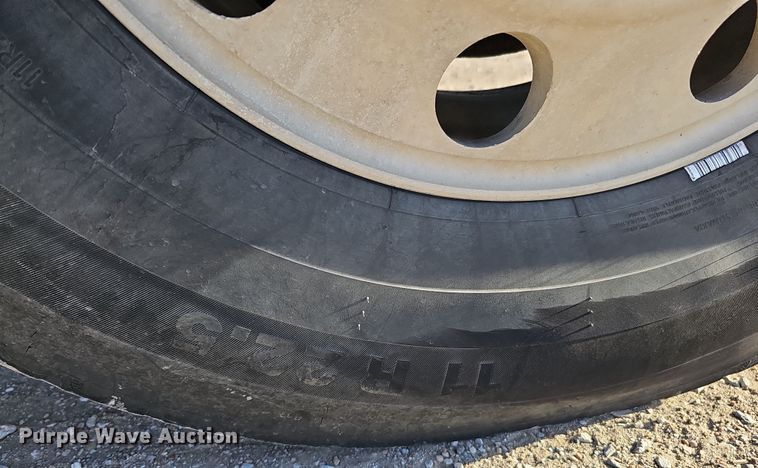 image for item IO9750 2001 Mack CX613 Vision  semi truck