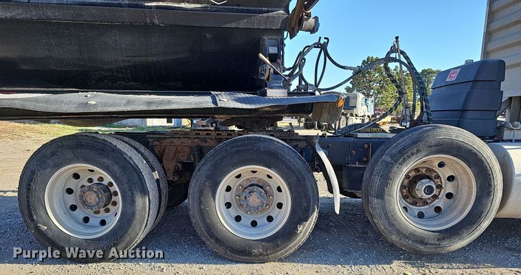 image for item IO9750 2001 Mack CX613 Vision  semi truck