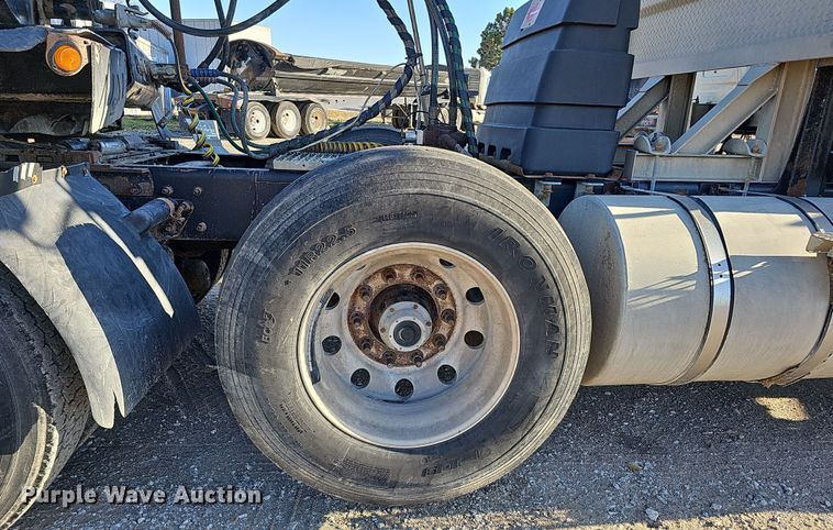 image for item IO9750 2001 Mack CX613 Vision  semi truck