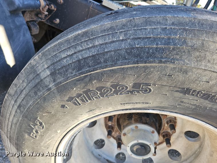 image for item IO9750 2001 Mack CX613 Vision  semi truck