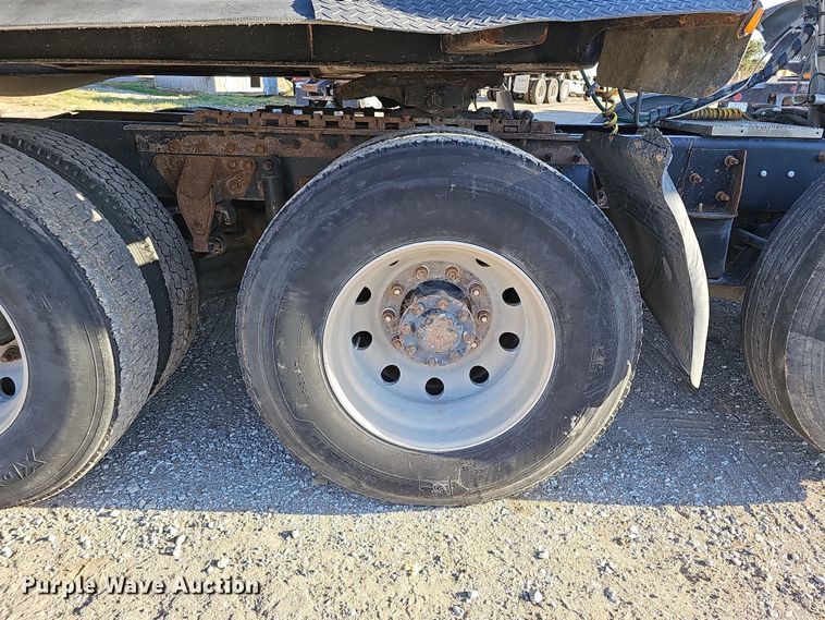 image for item IO9750 2001 Mack CX613 Vision  semi truck