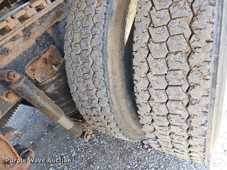 image for item IO9750 2001 Mack CX613 Vision  semi truck