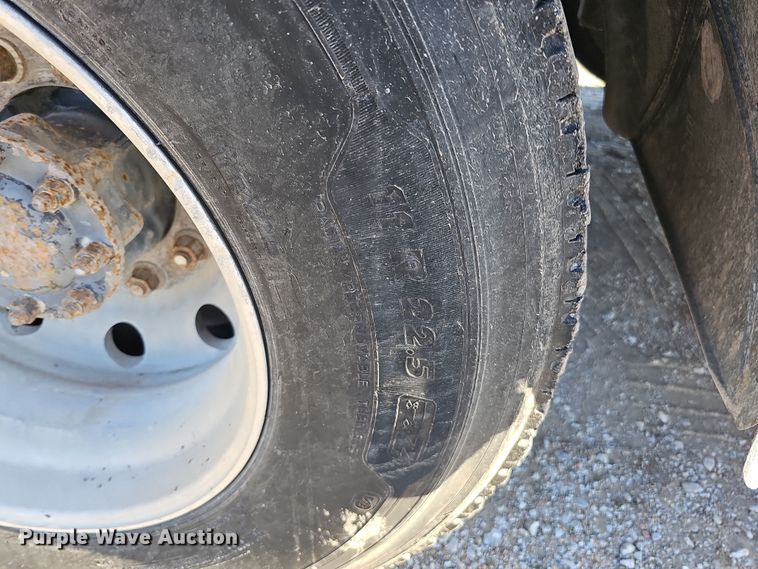 image for item IO9750 2001 Mack CX613 Vision  semi truck