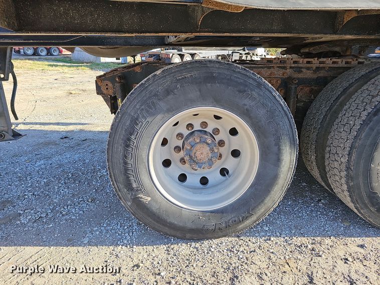 image for item IO9750 2001 Mack CX613 Vision  semi truck