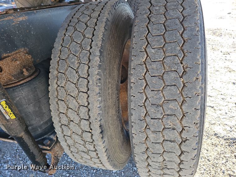 image for item IO9750 2001 Mack CX613 Vision  semi truck