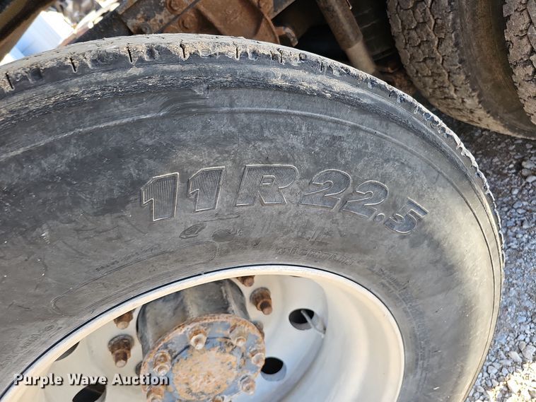 image for item IO9750 2001 Mack CX613 Vision  semi truck