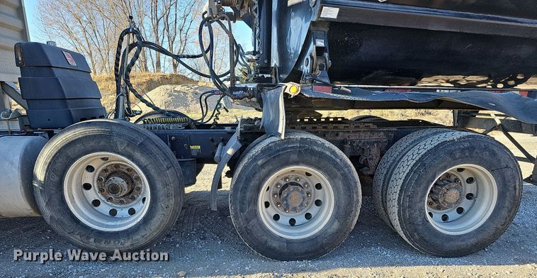 image for item IO9750 2001 Mack CX613 Vision  semi truck