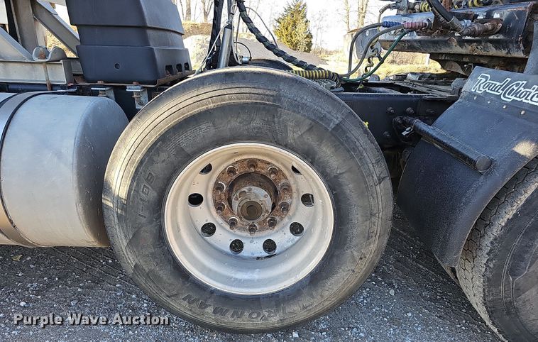 image for item IO9750 2001 Mack CX613 Vision  semi truck