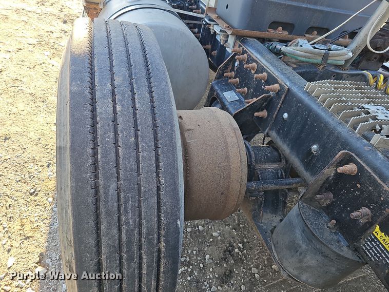 image for item IO9750 2001 Mack CX613 Vision  semi truck