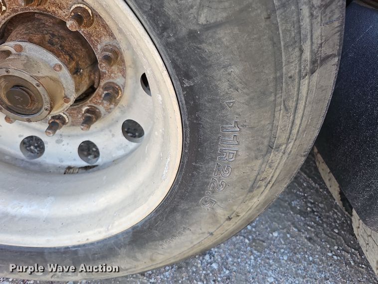 image for item IO9750 2001 Mack CX613 Vision  semi truck