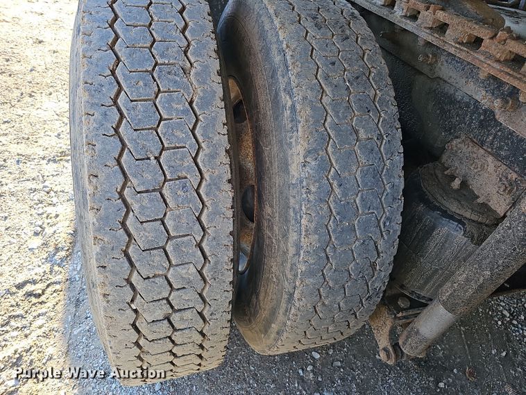 image for item IO9750 2001 Mack CX613 Vision  semi truck