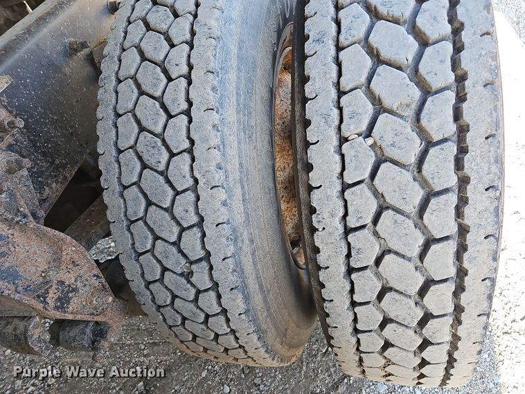 image for item IO9750 2001 Mack CX613 Vision  semi truck