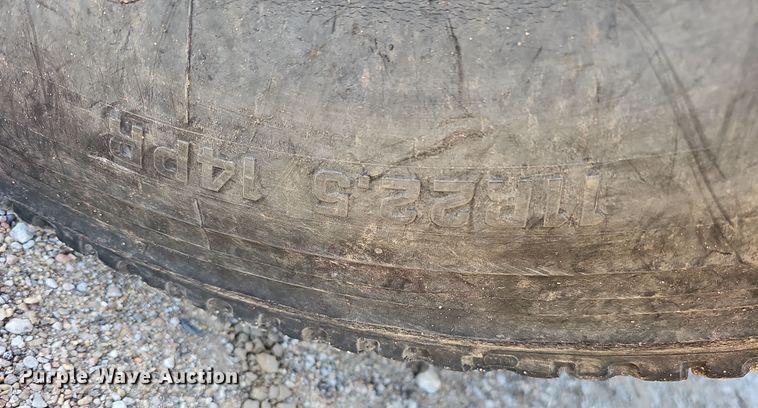 image for item IO9750 2001 Mack CX613 Vision  semi truck