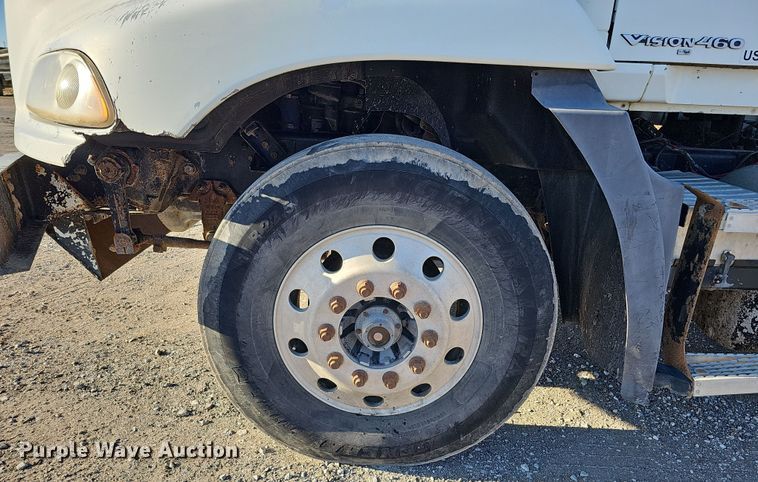 image for item IO9750 2001 Mack CX613 Vision  semi truck