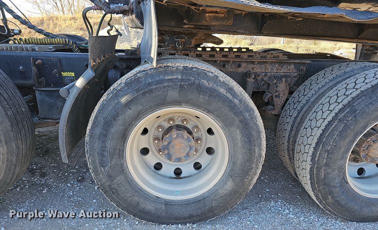 image for item IO9750 2001 Mack CX613 Vision  semi truck