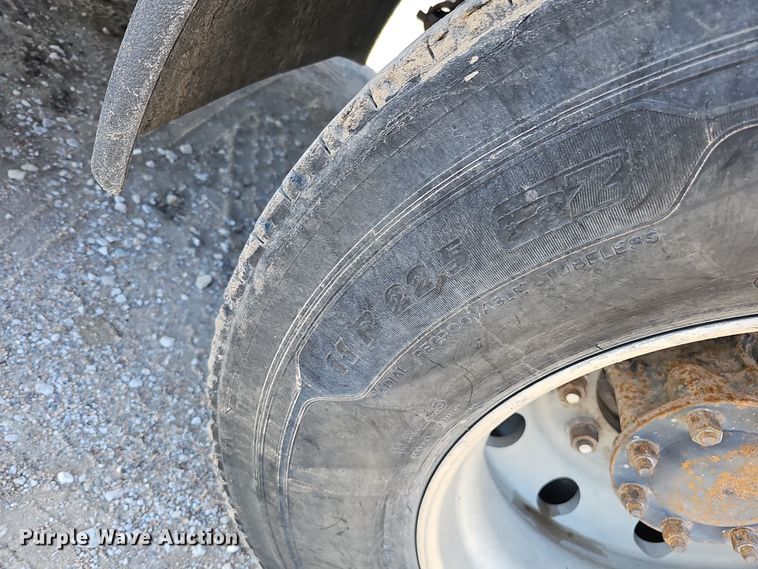 image for item IO9750 2001 Mack CX613 Vision  semi truck