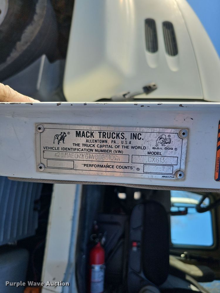 image for item IO9750 2001 Mack CX613 Vision  semi truck