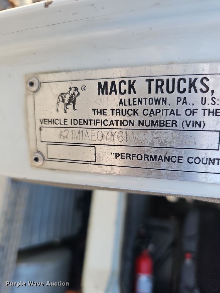 image for item IO9750 2001 Mack CX613 Vision  semi truck